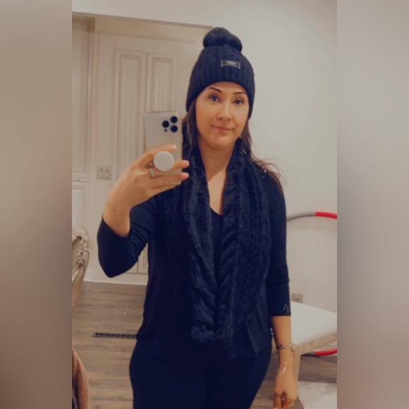 UGG hat and infinity scarf - Picture 5 of 5